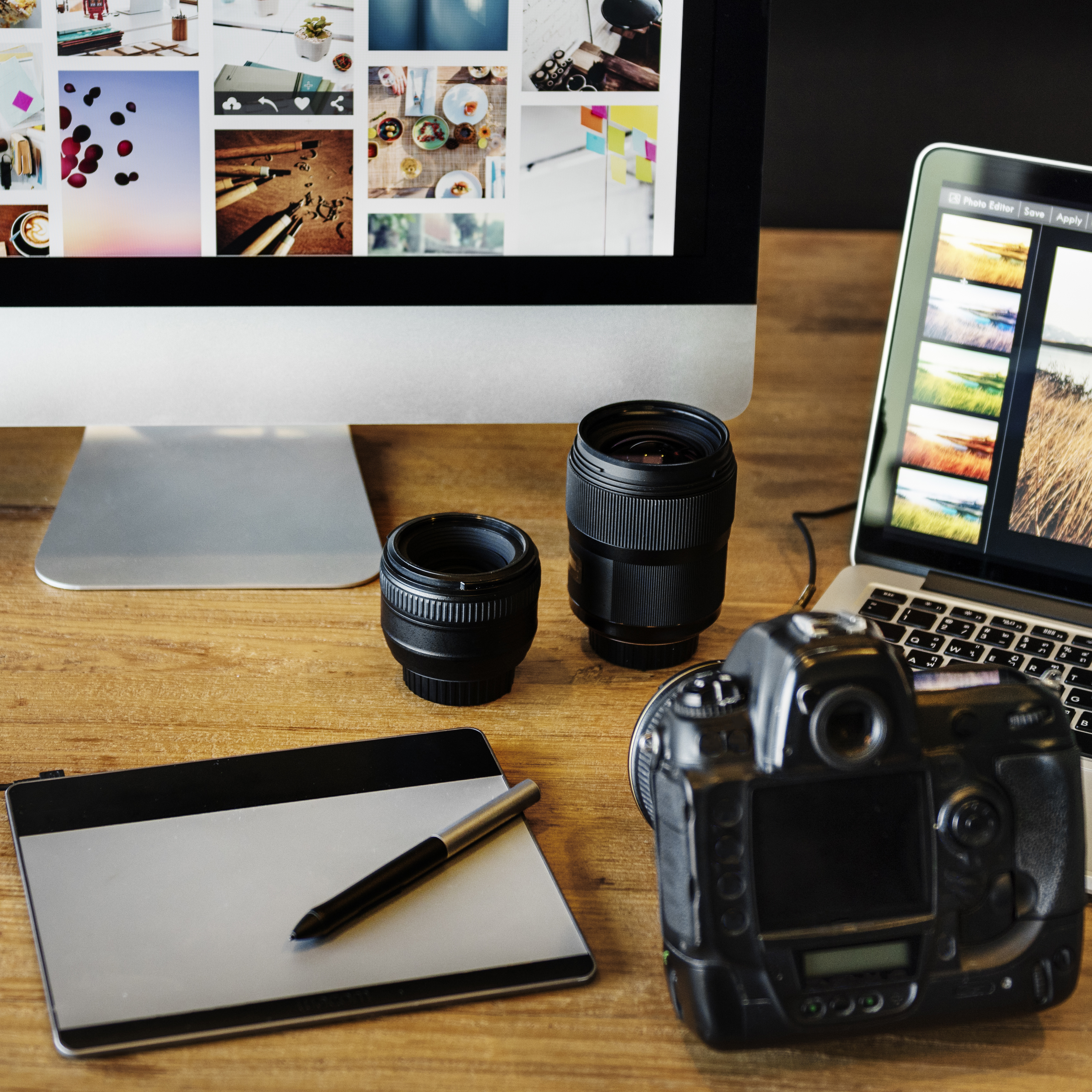 fotografie voor websites - foto van werkbureau fotograaf die zijn foto's ontwikkelt op computer